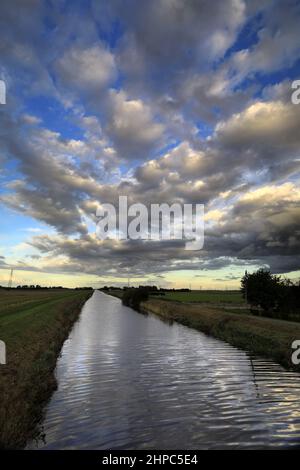 Nuages orageux au-dessus de la rivière de quarante pieds, près de la ville de Ramsey; Cambridgeshire; Angleterre; Grande-Bretagne; ROYAUME-UNI Banque D'Images