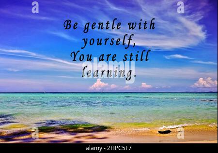 Citation motivante et inspirante sur fond flou de l'océan - soyez doux avec vous-même, vous êtes encore en train d'apprendre. Banque D'Images