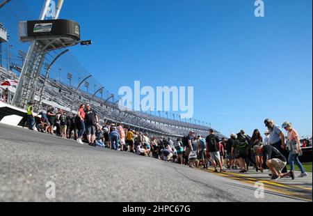 Daytona, États-Unis. 20th févr. 2022. Les fans signent la ligne de départ et d'arrivée pour le Daytona 500 annuel 64th au Daytona International Speedway le samedi 20 février 2022, Daytona, FL. Photo par Mike Gentry/UPI crédit: UPI/Alay Live News Banque D'Images