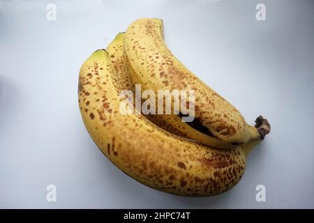 Bananes mûres avec taches brunes sur leur peau Banque D'Images