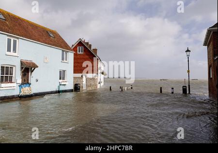 Inondations dans la rue Langstone High, près de Havant ia conséquence d'une période printanière et de la tempête Eunice le 18th février 2022. Banque D'Images