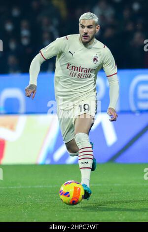 Le défenseur français de Milan Theo Hernandez contrôle le ballon lors du match de football Serie A entre Salernitana et Milan au stade Arechi de Salerno, dans le sud de l’Italie, le 19 février 2022. Banque D'Images