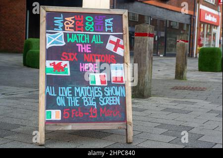 Camberley, Surrey, Royaume-Uni. 10th février 2022. Un panneau coloré six Nations devant un bar. Crédit : Maureen McLean/Alay Banque D'Images