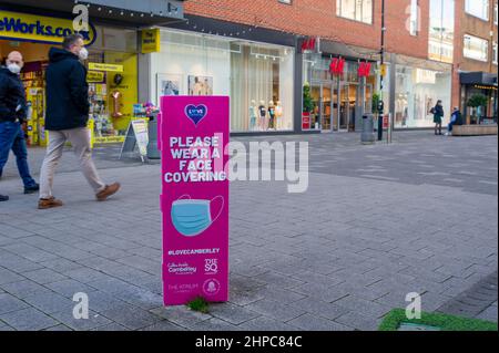 Camberley, Surrey, Royaume-Uni. 10th février 2022. Love Camberley, veuillez porter un visage couvrant les panneaux sont parsemés autour de la ville. Crédit : Maureen McLean/Alay Banque D'Images