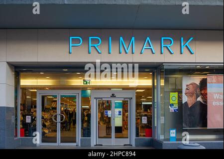 Camberley, Surrey, Royaume-Uni. 10th février 2022. Une journée tranquille au magasin Primark de Camberley. Crédit : Maureen McLean/Alay Banque D'Images