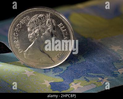 La reine Elizabeth coin donne sur l'Europe sur un billet de banque de 20 euros Banque D'Images