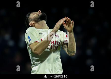 Olivier Giroud, l'avant-avant français de Milan, a gestelé pendant la série Un match de football entre Salerntana et Milan au stade Arechi de Salerne, dans le sud de l'Italie, le 19 février 2022. Banque D'Images