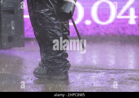 WOLVERHAMPTON, ROYAUME-UNI. FÉV 19TH. De fortes pluies sont observées avant le match de la Premier League entre Wolverhampton Wanderers et Leicester City à Molineux, Wolverhampton, le dimanche 20th février 2022. (Crédit : James HolyOak | MI News ) Banque D'Images