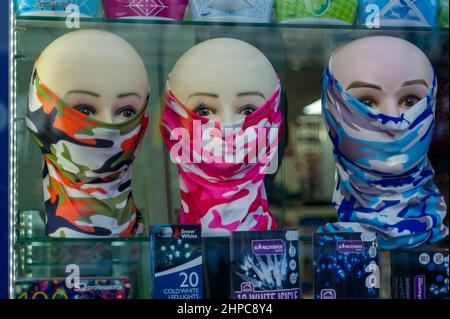 Camberley, Surrey, Royaume-Uni. 10th février 2022. Bandanas de style combat à vendre que certaines personnes utilisent comme masques de visage. Crédit : Maureen McLean/Alay Banque D'Images