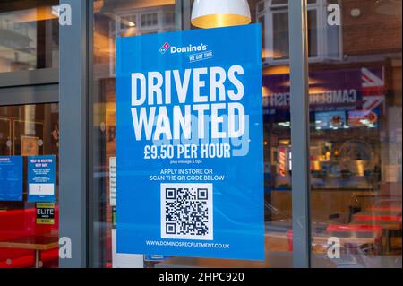 Camberley, Surrey, Royaume-Uni. 10th février 2022. Un panneau Drivers Wanted dans la fenêtre de Domino's Pizza. Crédit : Maureen McLean/Alay Banque D'Images