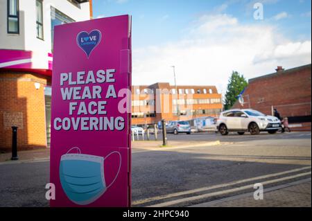 Camberley, Surrey, Royaume-Uni. 10th février 2022. Love Camberley, veuillez porter un visage couvrant les panneaux sont parsemés autour de la ville. Crédit : Maureen McLean/Alay Banque D'Images