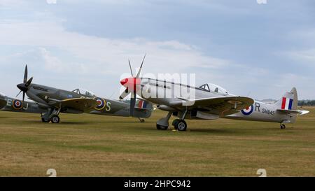 Supermarine Spitfire G-BUOS et G-OXVI exposés statiques au salon aérien de la bataille d'Angleterre qui s'est tenu à l'IWM Duxford le 22 septembre 2019 Banque D'Images