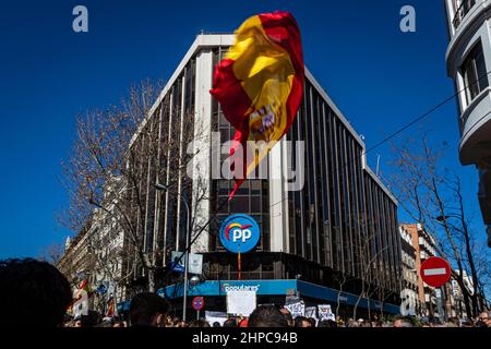 Madrid, Espagne. 20th févr. 2022. Manifestation au siège national du Partido Popular (PP) en faveur du président de la Communauté de Madrid et contre le dirigeant du parti, Pablo Casado, en raison de la crise du leadership ouvert entre les deux. © ABEL F. ROS/Alamy Live News Banque D'Images