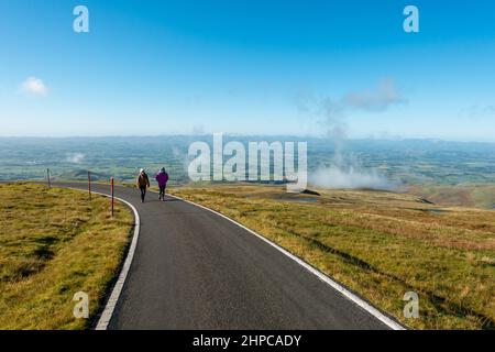 Marcheurs sur la route de Great Dun tomba montagne dans la vallée de l'Eden lors d'une journée étonnante avec des vues spectaculaires et le temps, Cumbria, Angleterre, Royaume-Uni Banque D'Images