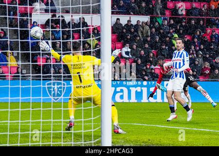 EINDHOVEN, PAYS-BAS - FÉVRIER 20 : Noni Madueke de PSV Eindhoven a obtenu le score 1-0 contre le gardien de but Erwin Mulder (c) de SC Heerenveen lors du match néerlandais entre PSV et Heerenveen à Philips Stadion le 20 février 2022 à Eindhoven, pays-Bas (photo de Geert van Erven/Orange Pictures) Banque D'Images