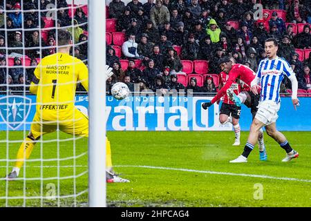EINDHOVEN, PAYS-BAS - FÉVRIER 20 : Noni Madueke de PSV Eindhoven a obtenu le score 1-0 contre le gardien de but Erwin Mulder (c) de SC Heerenveen lors du match néerlandais entre PSV et Heerenveen à Philips Stadion le 20 février 2022 à Eindhoven, pays-Bas (photo de Geert van Erven/Orange Pictures) Banque D'Images