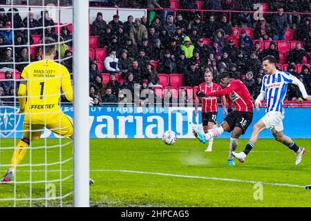 EINDHOVEN, PAYS-BAS - FÉVRIER 20 : Noni Madueke de PSV Eindhoven a obtenu le score 1-0 contre le gardien de but Erwin Mulder (c) de SC Heerenveen lors du match néerlandais entre PSV et Heerenveen à Philips Stadion le 20 février 2022 à Eindhoven, pays-Bas (photo de Geert van Erven/Orange Pictures) Banque D'Images
