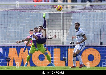 Coup de pied de vélo de Nicolas Gonzalez (ACF Fiorentina) pendant ACF Fiorentina vs Atalanta BC, football italien série A match à Florence, Italie, février 20 2022 Banque D'Images