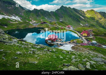 L'un des plus visités lac de la vue des Carpates depuis le sentier de randonnée. Célèbre lac Balea et chalets sur le front de mer, les montagnes de Fagaras, Carpat Banque D'Images