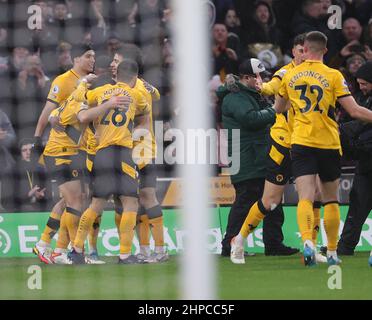 WOLVERHAMPTON, ROYAUME-UNI. FÉV 19TH. Ruben Neves of Wolves fête avec ses coéquipiers après avoir marquant leur premier but lors du match de la Premier League entre Wolverhampton Wanderers et Leicester City à Molineux, Wolverhampton, le dimanche 20th février 2022. (Credit: James HolyOak | MI News ) Credit: MI News & Sport /Alay Live News Banque D'Images