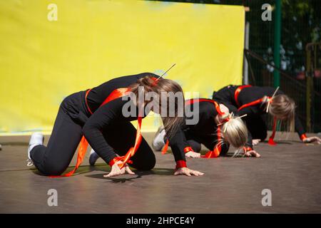 Les filles dansent sur scène. Spectacle de groupe de danse. Banque D'Images