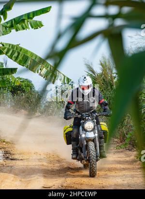 Homme à cheval sur son type de moto de brouilleur dans le nord de la Thaïlande Banque D'Images