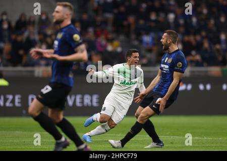 Milan, Italie, 20th février 2022. Giacomo Raspadori des États-Unis Sassuolo célèbre après avoir obtenu son score pour donner à la partie une avance de 1-0 lors du match de la série A à Giuseppe Meazza, Milan. Le crédit photo devrait se lire: Jonathan Moscrop / Sportimage Banque D'Images