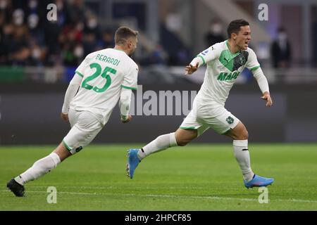 Milan, Italie, 20th février 2022. Giacomo Raspadori des États-Unis Sassuolo célèbre après avoir obtenu son score pour donner à la partie une avance de 1-0 lors du match de la série A à Giuseppe Meazza, Milan. Le crédit photo devrait se lire: Jonathan Moscrop / Sportimage Banque D'Images