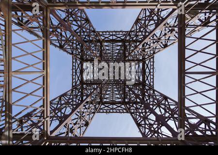 Tour Eiffel vue d'en bas dans le parc de l'Europe, Madrid, Espagne Banque D'Images