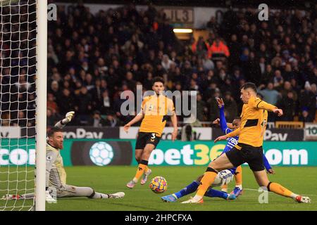 Wolverhampton, Royaume-Uni. 20th févr. 2022. Ademola Lookman de Leicester City (c) marque son premier but d'équipe. Match de la Premier League, Wolverhampton Wanderers / Leicester City au stade Molineux à Wolverhampton, en Angleterre, le dimanche 20th février 2022. Cette image ne peut être utilisée qu'à des fins éditoriales. Utilisation éditoriale uniquement, licence requise pour une utilisation commerciale. Aucune utilisation dans les Paris, les jeux ou les publications d'un seul club/ligue/joueur. photo par Steffan Bowen/Andrew Orchard sports photographie/Alay Live news crédit: Andrew Orchard sports photographie/Alay Live News Banque D'Images