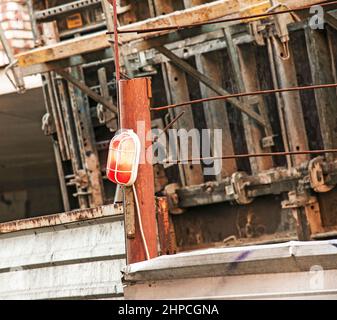 Voyant rouge d'avertissement sur la porte pour entrer dans le chantier de construction. Banque D'Images