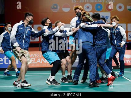 Kuala Lumpur, Malaisie. 20th févr. 2022. Les joueurs de l'équipe de Malaisie célèbrent après avoir vaincu l'Indonésie lors de la finale aux Championnats d'équipe de Badminton Asia 2022 à Shah Alam sur la jupe de Kuala Lumpur. Crédit : SOPA Images Limited/Alamy Live News Banque D'Images