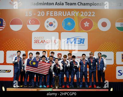 Kuala Lumpur, Malaisie. 20th févr. 2022. Les joueurs de l'équipe Malaysia avec leur trophée gagnant posent pour des photos sur le podium après avoir battu l'Indonésie dans la finale du match de l'équipe masculine aux Championnats d'équipe de Badminton Asia 2022 à Shah Alam sur la jupe de Kuala Lumpur. Crédit : SOPA Images Limited/Alamy Live News Banque D'Images