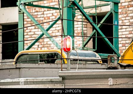 Voyant rouge d'avertissement sur la porte pour entrer dans le chantier de construction. Banque D'Images