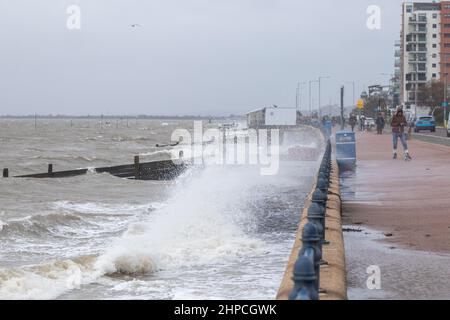 Southend on Sea, Royaume-Uni. 20th févr. 2022. Marée haute sur le front de mer de Southend comme la troisième tempête de la semaine, Franklin, apporte un avertissement météorologique jaune et les vitesses de vent prévues pour être plus de 55mph dans la région. C'est la première fois que le bureau met a connu trois tempêtes en moins d'une semaine depuis l'introduction du système actuel en 2015. Penelope Barritt/Alamy Live News Banque D'Images