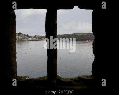 Vue par une fenêtre dans le Blockhouse de Polruan (château), construit pour protéger le port de Polruan et de Fowey blockhouses exploités comme une paire et contrôlé Banque D'Images