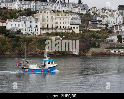 Chalutier de pêche passant par le Harbour Hotel sur le chemin de la rivière Fowey jusqu'au port, Cornwall, Royaume-Uni Banque D'Images