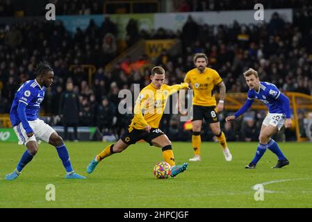 Daniel Podence de Wolverhampton Wanderers (au centre) marque le deuxième but de leur côté lors du match de la Premier League au Molineux Stadium, Wolverhampton. Date de la photo: Dimanche 20 février 2022. Banque D'Images