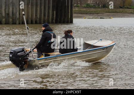 Londres, Royaume-Uni. 20th févr. 2022. Oxford Beat Leander vu du bateau du juge-arbitre. Le point de vue de l'arbitre sur le concours entre le plus ancien club d'aviron non universitaire au monde et un équipage d'Oxford. Le juge-arbitre John Garrett et l'assistant Kath Finucane veillent à ce que les deux équipages respectent les règles lorsqu'ils se ruent entre le pont d'Outney et le pont d'Hammersmith, le jour de la nuit, à bord du lancement du Th Slip, Charley Lima. Crédit : Peter Hogan/Alay Live News Banque D'Images