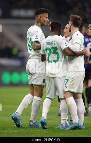 Milan, Italie, 20th février 2022. Gianluca Scamaca des États-Unis Sassuolo fête avec ses coéquipiers après avoir misé pour donner à la partie une avance de 2-0 lors du match de la série A à Giuseppe Meazza, Milan. Le crédit photo devrait se lire: Jonathan Moscrop / Sportimage Banque D'Images
