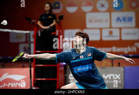 Kuala Lumpur, Malaisie. 20th févr. 2022. Ng Tze Yong de Malaisie joue contre Rumbay Ikhsan Leonardo Imanuel d'Indonésie lors de la finale du match des célibataires hommes de l'équipe aux Championnats d'équipe de Badminton Asia 2022 à Shah Alam sur la jupe de Kuala Lumpur. (Photo de Wong Fok Loy/SOPA Images/Sipa USA) Credit: SIPA USA/Alay Live News Banque D'Images