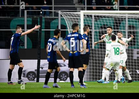 Milan, Italie. 20 février 2022. Gianluca Scamacca des États-Unis Sassuolo fête avec Giacomo Raspadori et Domenico Berardi des États-Unis Sassuolo après avoir inscrit un but lors du match de football Serie A entre le FC Internazionale et les États-Unis Sassuolo. Credit: Nicolò Campo/Alay Live News Banque D'Images