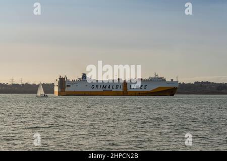 Le transporteur de véhicules de Grande Portogallo, Grimaldi Lines entre dans Southampton Water au Royaume-Uni Banque D'Images