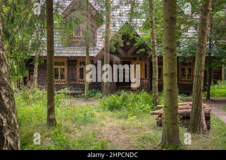 ancienne maison inhabitée au milieu de la forêt Banque D'Images