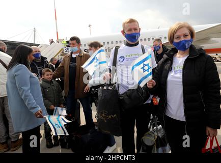 Tel Aviv, Israël. 20th févr. 2022. Des immigrants juifs d'Ukraine débarquent d'un avion à leur arrivée à l'aéroport Ben Gurion près de tel Aviv, Israël, le 20 février 2022. Credit: Gil Cohen Magen/Xinhua/Alay Live News Banque D'Images