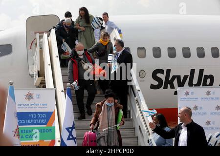 Tel Aviv, Israël. 20th févr. 2022. Des immigrants juifs d'Ukraine débarquent d'un avion à leur arrivée à l'aéroport Ben Gurion près de tel Aviv, Israël, le 20 février 2022. Credit: Gil Cohen Magen/Xinhua/Alay Live News Banque D'Images