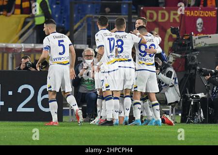 Italie. 19th févr. 2022. Les joueurs de Hellas Verona jubilate après avoir marquant le but 0-1 dans la minute 05th pendant le match de football série A, Stadio Olimpico, Roma v Verona, 19th février 2022 (photo par AllShotLive/Sipa USA) Credit: SIPA USA/Alay Live News Banque D'Images