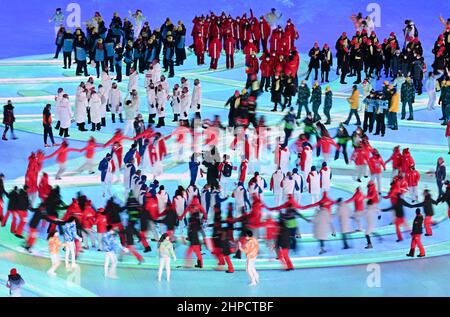 Pékin, Chine. 20th févr. 2022. Les athlètes défilent lors de la cérémonie de clôture des Jeux Olympiques d'hiver de 2022 à Beijing au stade national de Beijing, capitale de la Chine, le 20 février 2022. Credit: Li He/Xinhua/Alay Live News Banque D'Images