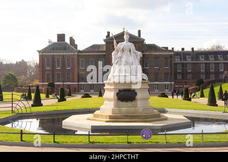 Queen Victoria Statue en couronnement robes situé à Kensington Park à Londres, Royaume-Uni Banque D'Images