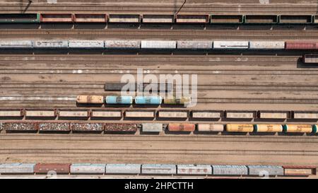 Vue aérienne de la station de triage ferroviaire avec wagons, voies, chemin de fer Banque D'Images